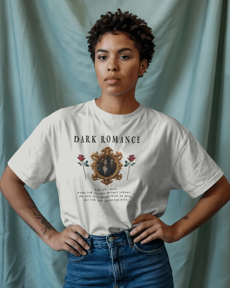 "Spiegel der Dunkelheit" – Dark Romance Unisex-T-Shirt